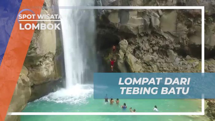 Lompat Seru dari Tebing Batu di Air Terjun Mangku Sakti, Lombok