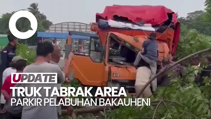 Video Truk Angkut Kayu Tabrak Area Parkir Pelabuhan Bakauheni, Kernet Tewas