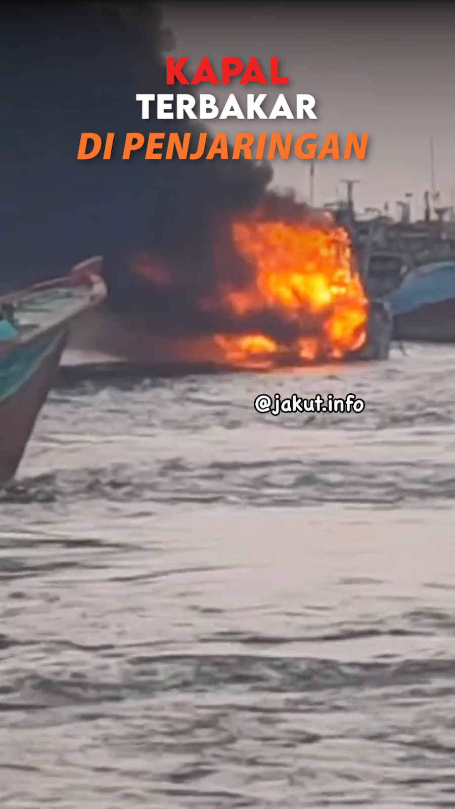 Video: Kapal Terbakar di Penjaringan, Asap Hitam Membubung