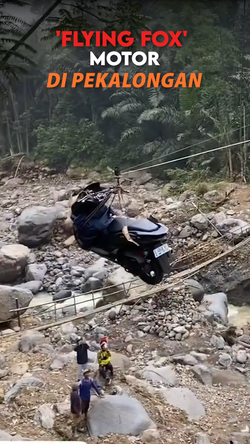 Video: Motor Nyeberang Sungai Pakai Tali Bak Flying Fox di Pekalongan