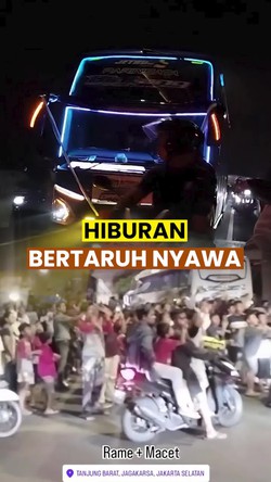 Video Viral: Kerumunan Pemburu Bus Telolet di Tanjung Barat