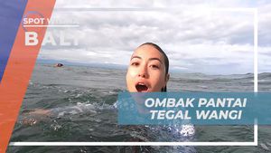 Menantang Ombak Besar di Pantai Tegal Wangi Bali