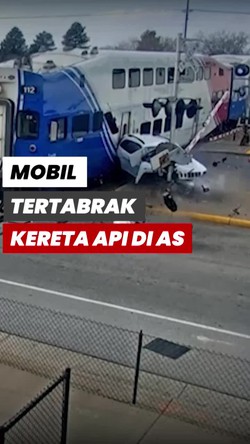 Video: Detik-detik Mobil Tertabrak Kereta Api di AS, Sopir Berhasil Kabur