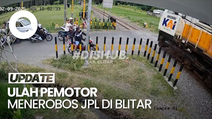 Video: Pemotor Nyelonong Nyaris Ditabrak Kereta di Blitar, Untung Kepentok Palang