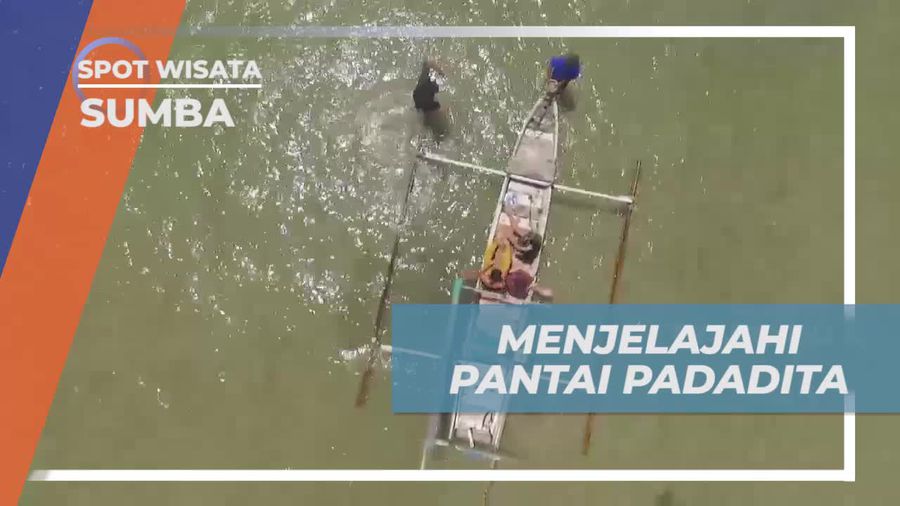 Menjelajahi Pantai Padadita dengan Perahu di Sumba, NTT