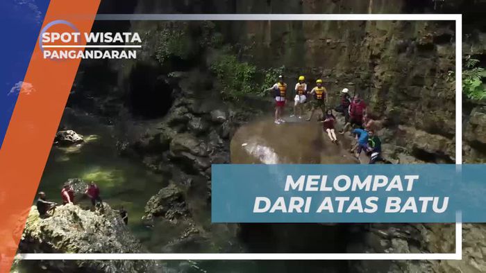 Melompat Seru dari Batu di Green Canyon, Pangandaran