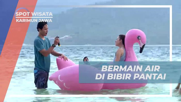 Bermain Air Seru di Bibir Pantai Menjangan Kecil, Karimun Jawa