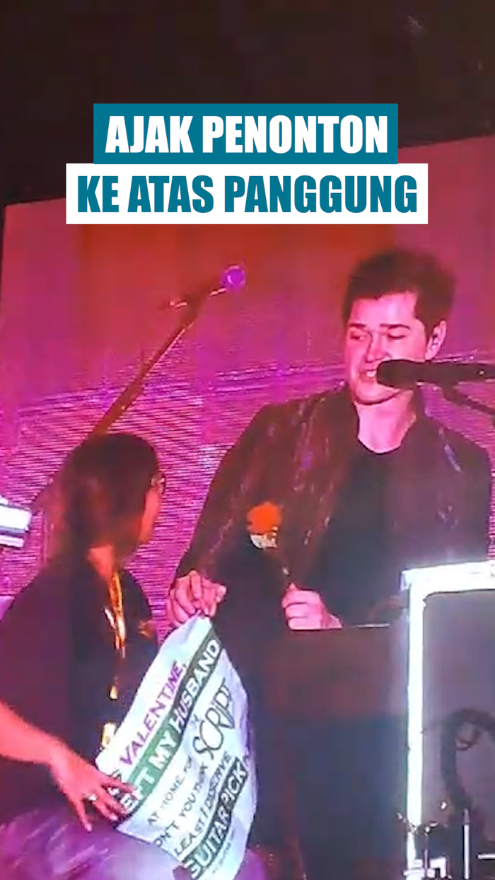 Video Aksi Danny ODonoghue The Script Mesra dengan Penonton di Atas Panggung