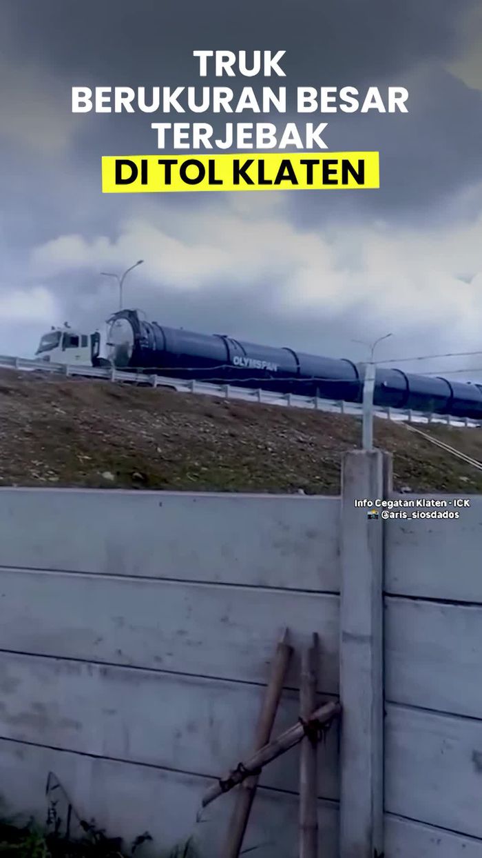 Video: Rombongan Truk Jumbo Terjebak Tak Bisa Keluar di Tol Klaten