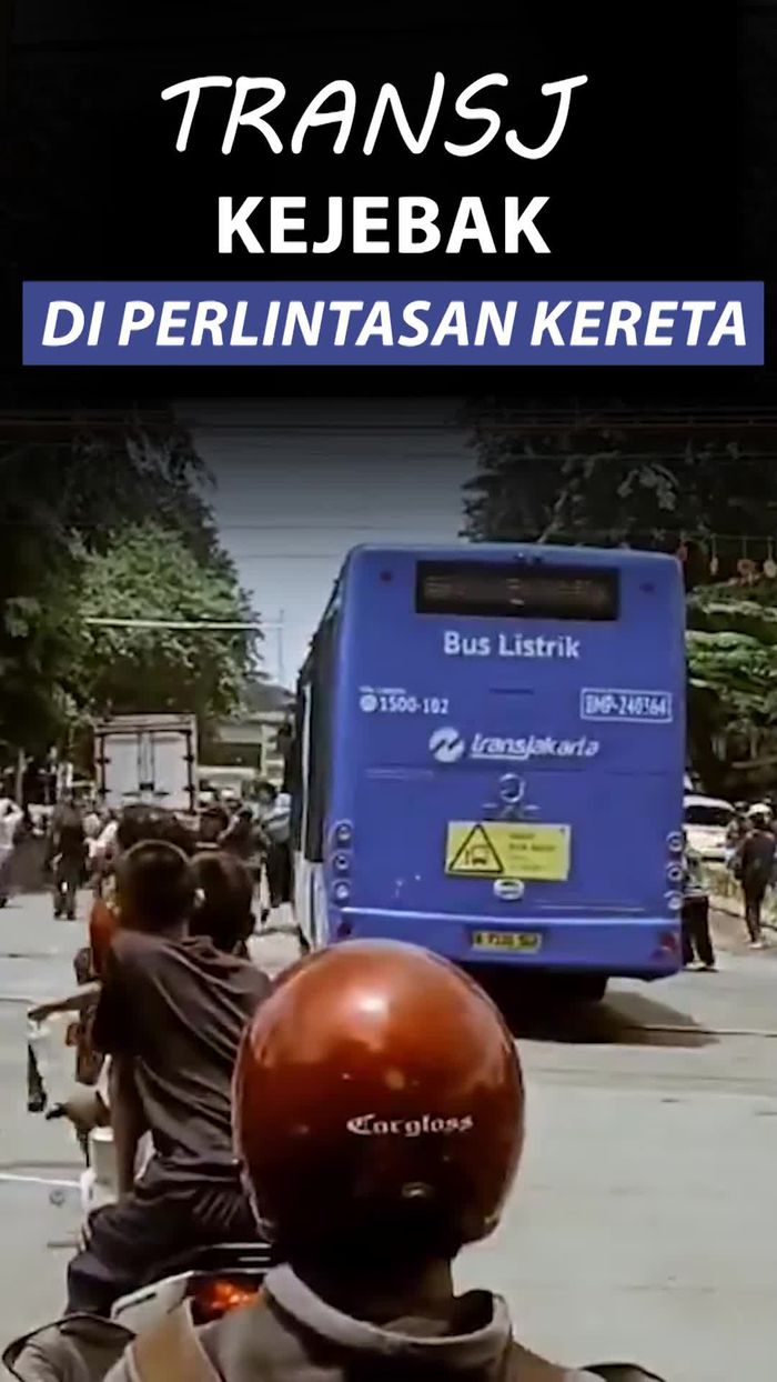 Video Momen Penumpang Berhamburan Kala TransJ Terjebak di Perlintasan Kereta