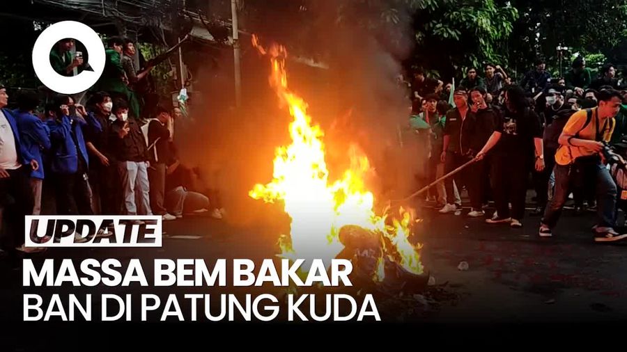 Video: Massa Aksi Indonesia Gelap Bakar Ban di Patung Kuda
