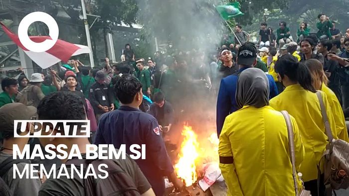 Video: Memanas Massa BEM SI Coba Robohkan Beton Pembatas