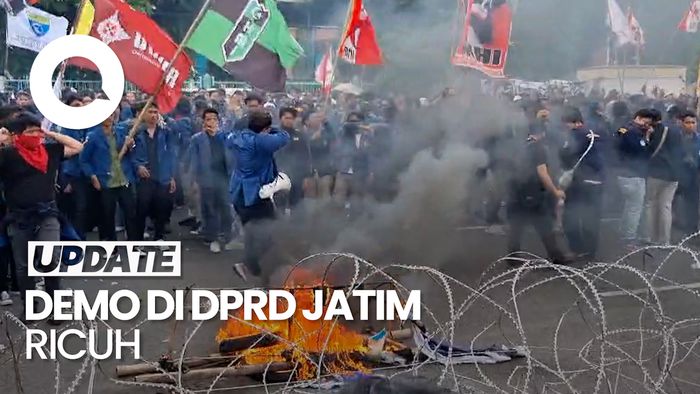 Video: Demo Mahasiswa di DPRD Jatim Ricuh, Polisi Semprotkan Water Canon