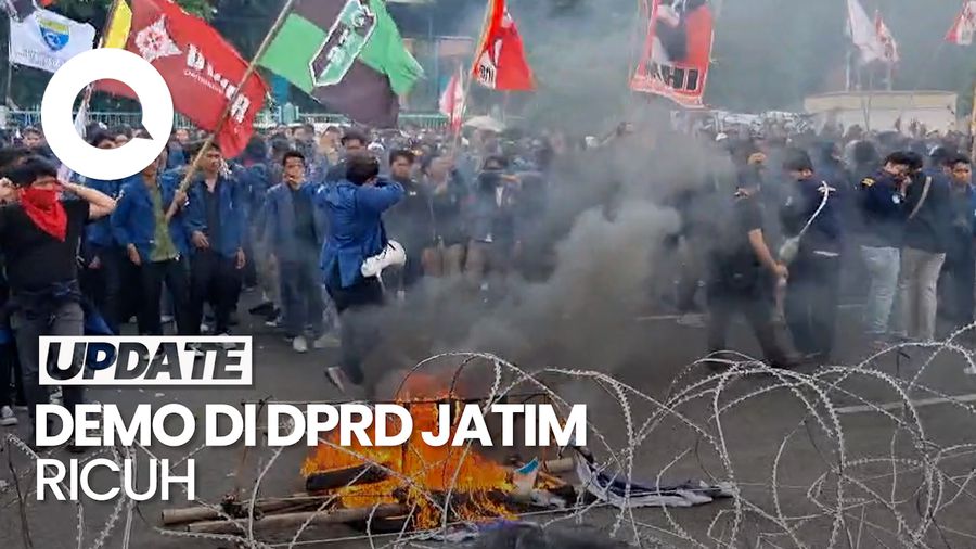 Video: Demo Mahasiswa di DPRD Jatim Ricuh, Polisi Semprotkan Water Canon