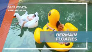 Bersantai di Floaties di Hau Eco Lodge Citumang, Pangandaran