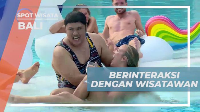Berinteraksi dengan Wisatawan Saat Loncat di Kolam Renang Mrs Sippy, Bali