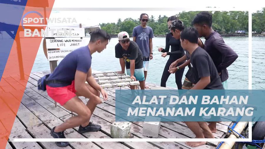 Menyiapkan Alat untuk Menanam Terumbu Karang di Pantai Katapang, Banten