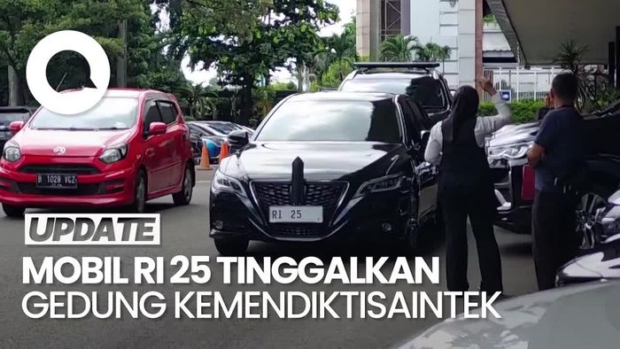 Video: Momen Mobil Satryo Tinggalkan Gedung Kemendiktisaintek