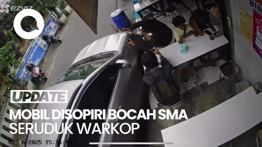 Video Detik-detik Mobil Seruduk Warkop di Jaktim, Pengunjung Terpental