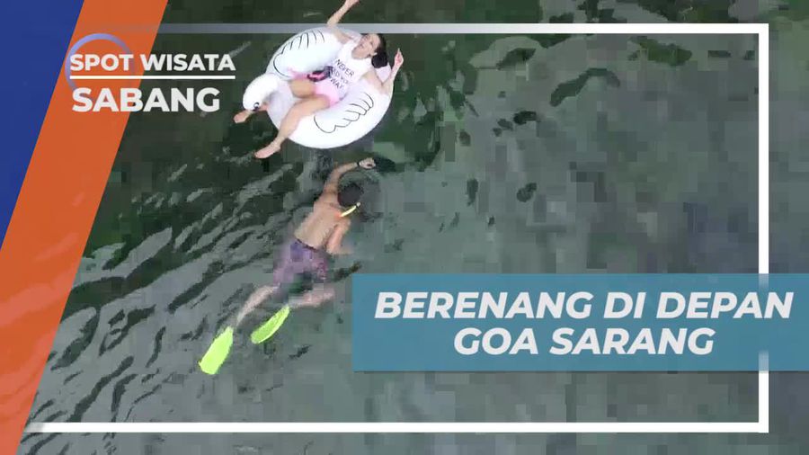 Berenang Menyegarkan di Depan Gua Sarang, Sabang