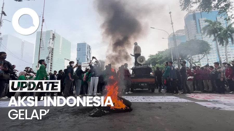 Video: Massa Demo Indonesia Gelap Bakar Ban di Depan Patung Kuda