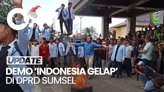 Video: Demo Indonesia Gelap di Palembang, Massa Bakar Ban di DPRD Sumsel