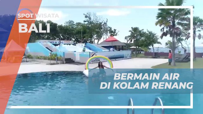 Bermain Air Di Kolam Renang, Bali
