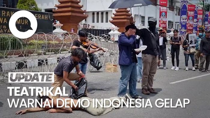 Video: Teatrikal Warnai Aksi Indonesia Gelap di Depan DPRD Jatim