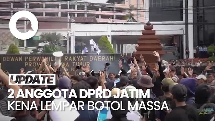 Video: Momen 2 Anggota DPRD Jatim Dilempari Botol Massa Aksi Indonesia Gelap
