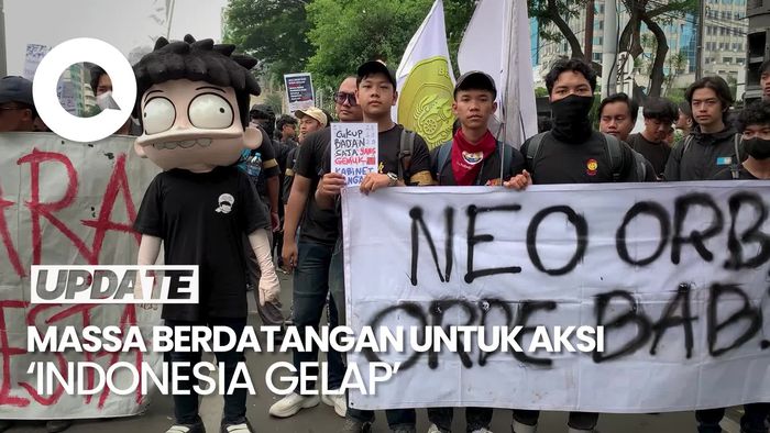 Video: Massa Berbaju Hitam Berdatangan ke Patung Kuda untuk Aksi Indonesia Gelap