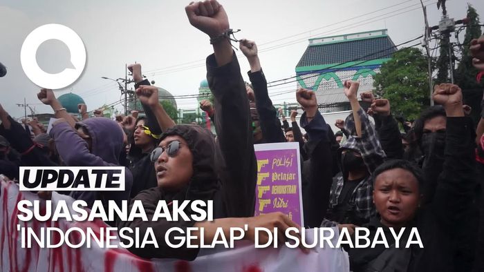 Video: Massa Aksi Demo Indonesia Gelap Bakar Ban di Depan DPRD Jatim