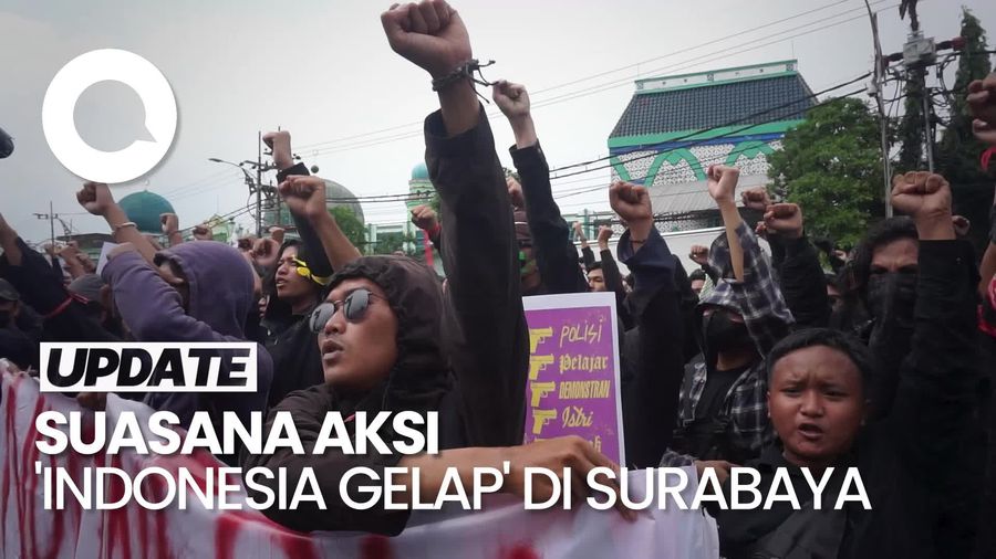 Video: Massa Aksi Demo Indonesia Gelap Bakar Ban di Depan DPRD Jatim