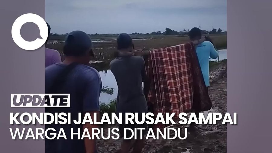 Video: Viral Warga Karawang Ditandu Pakai Sarung gegara Jalan Rusak