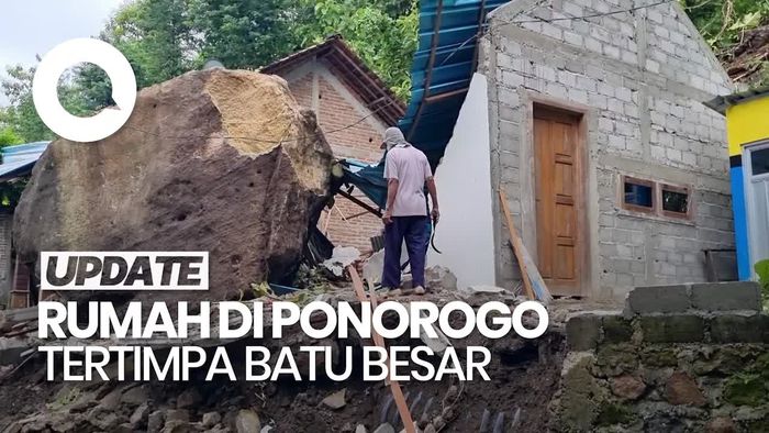 Video: Hujan Deras Bikin Batu Besar di Tebing Timpa Rumah Warga