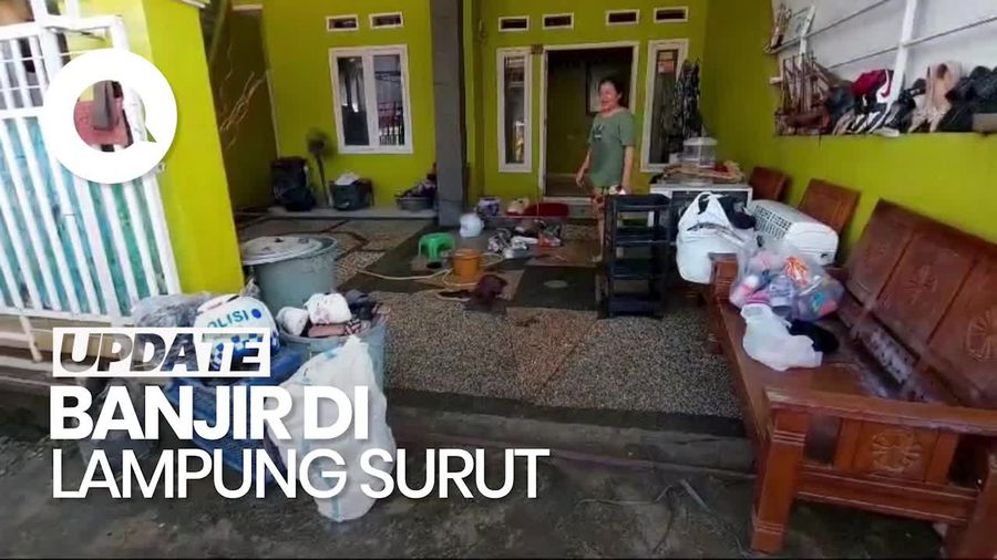 Video: Banjir Surut, Warga Lampung Bersih-bersih Sisa Lumpur