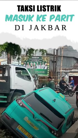 Video: Taksi Listrik Masuk Parit Setelah Tabrak Gerobak Nasi Goreng di Jakbar