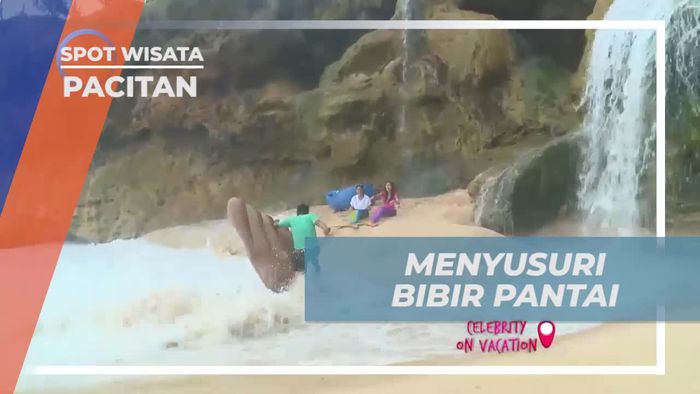 Bersantai di Bawah Air Terjun di Pantai Banyu Tibo, Pacitan