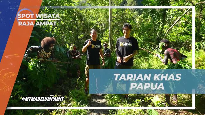 Menyambut dengan Tarian Khas Papua di Kali Biru, Raja Ampat