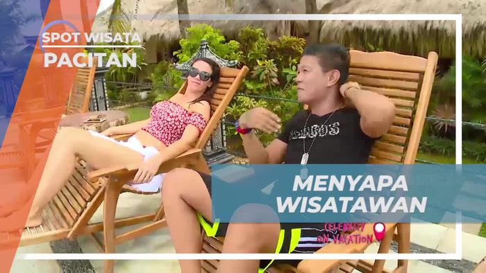 Menyapa Wisatawan Asing di Kolam Renang yang Ramai, Pacitan