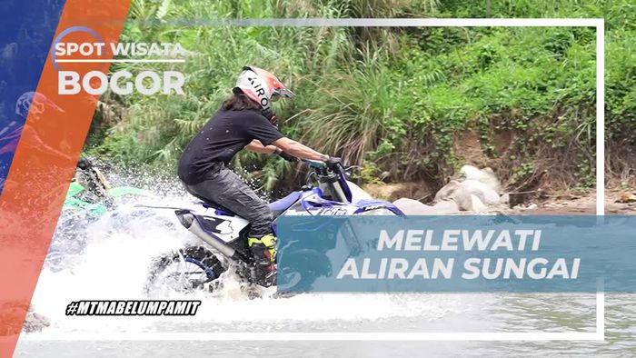 Melintasi Sungai Deras dengan Motor di Bukit Hambalang, Bogor