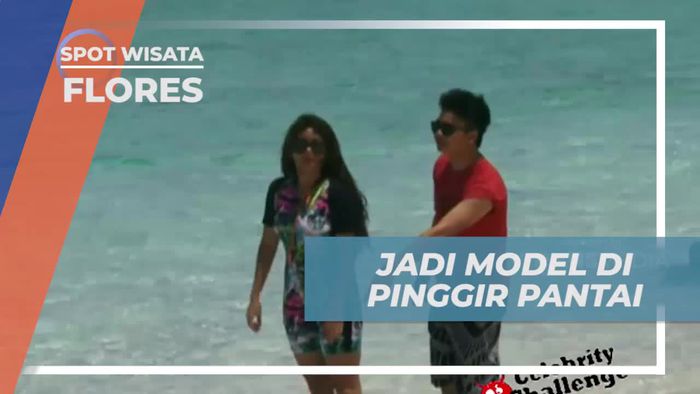 Jadi Model Sejati di Pinggir Pantai Indah Pulau Mawan, Flores