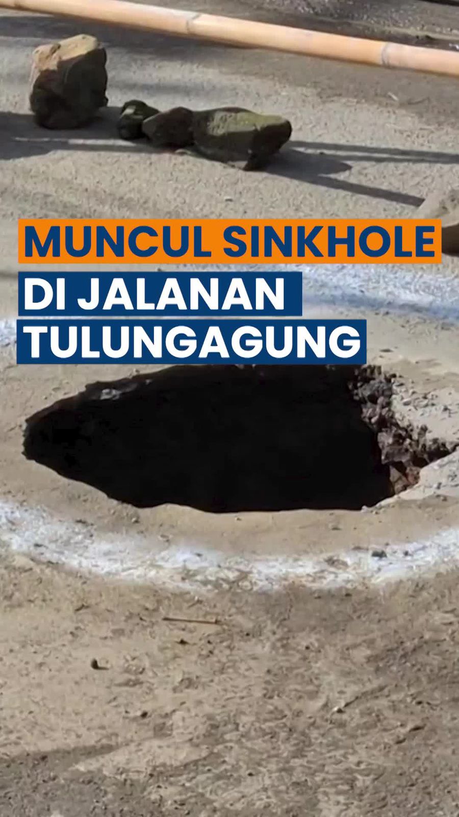 Video: Sinkhole Sedalam 8 Meter Muncul di Jalan Tulungagung