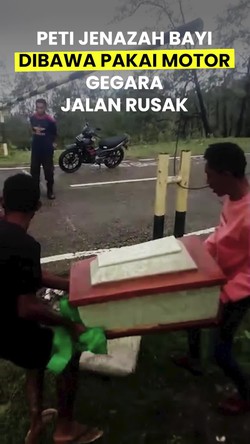 Video: Warga Kupang Bawa Peti Jenazah Bayi Pakai Motor Karena Jalan Rusak Parah