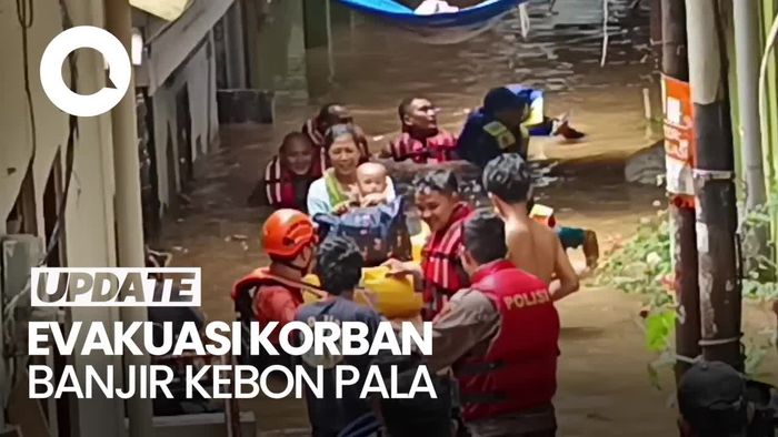 Video: Petugas Evakuasi Nenek-Cucu Korban Banjir Kebon Pala Pakai Perahu