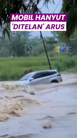 Video: Detik-detik Mobil Hanyut Ditelan Arus Banjir di Bekasi