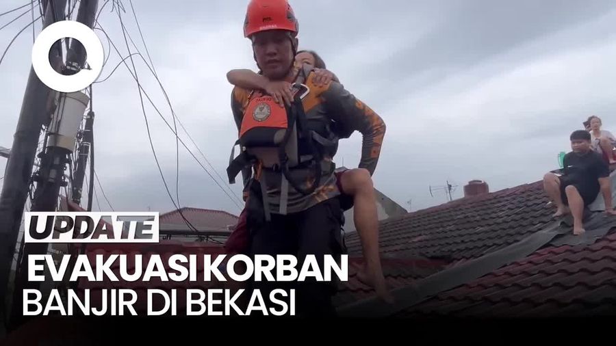 Video Momen Evakuasi Korban Banjir di Bekasi, Digendong Lewat Atap Rumah
