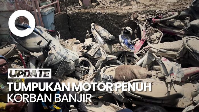 Video: Tumpukan Motor Penuh Lumpur Korban Banjir di Jatiasih Bekasi