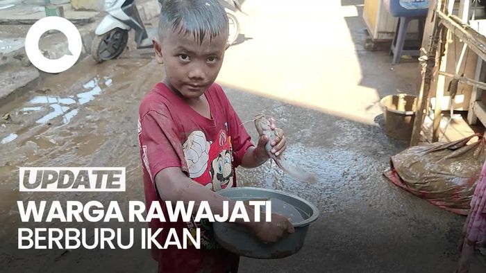 Video: Banjir Surut, Warga Rawajati Jaksel Berburu Ikan