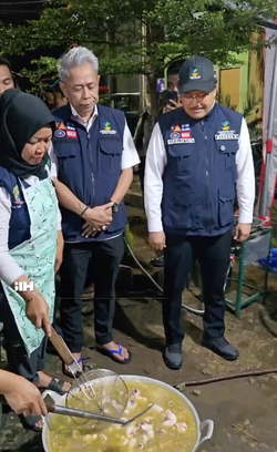 Gus Ipul & Wamen Sos Turun Tangan Siapkan Sahur Pengungsi Banjir