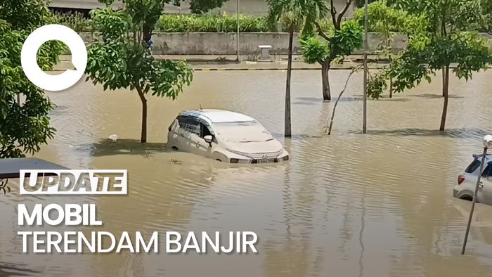 Video: Pemilik Pasrah Melihat Mobilnya Terendam Banjir di Mega Bekasi
